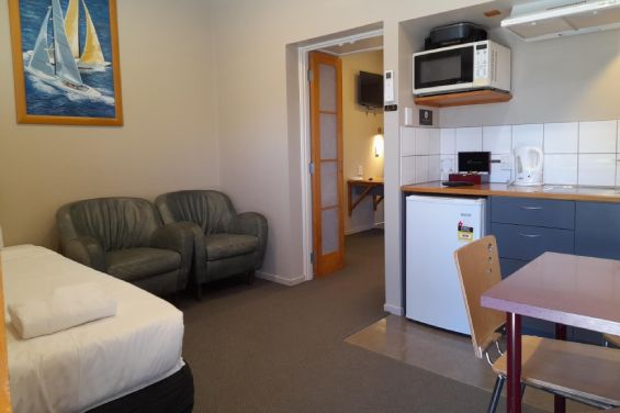 1 Bedroom Motel Unit - kitchenette