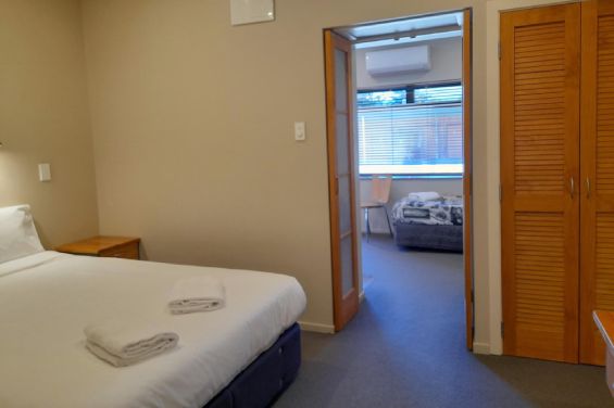Family Motel Unit - bedroom