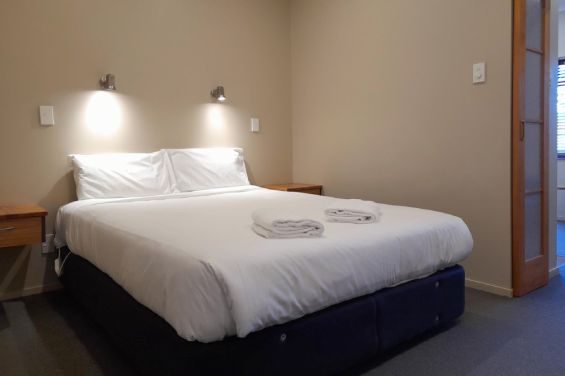 2 Bedroom Motel Unit - queen-size bed