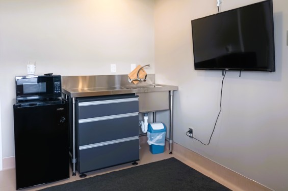 Compact Motel Unit - kitchenette and tv