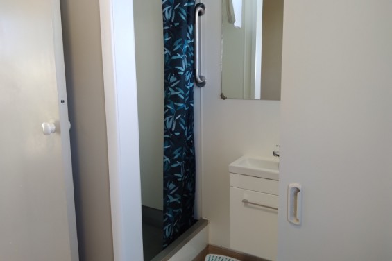 Compact Motel Unit - bathroom